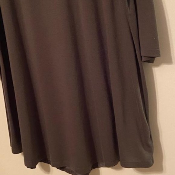 Torrid Ladies Dark Green Top, 3X, 3/4 sleeve, light weight - Picture 4 of 6